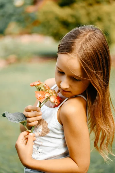 Маленька Дівчинка Влітку Гуляє Природі Квітами Щаслива Дівчина Квітами — стокове фото