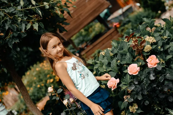 Little Girl Summer Walks Nature Flowers Happy Girl Flowers — Stock Photo, Image