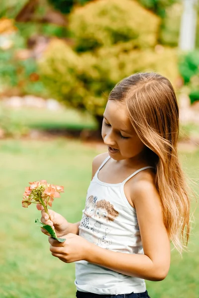 Маленька Дівчинка Влітку Гуляє Природі Квітами Щаслива Дівчина Квітами — стокове фото