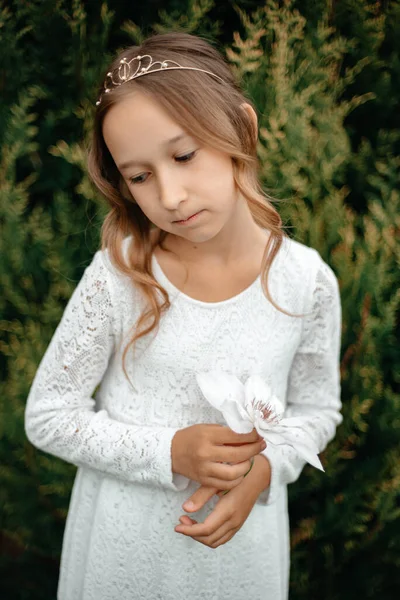 Liten Flicka Vit Klänning Med Blomma Parken — Stockfoto