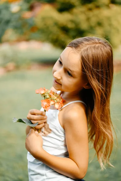 Little Girl Summer Walks Nature Flowers Happy Girl Flowers — Stock Photo, Image