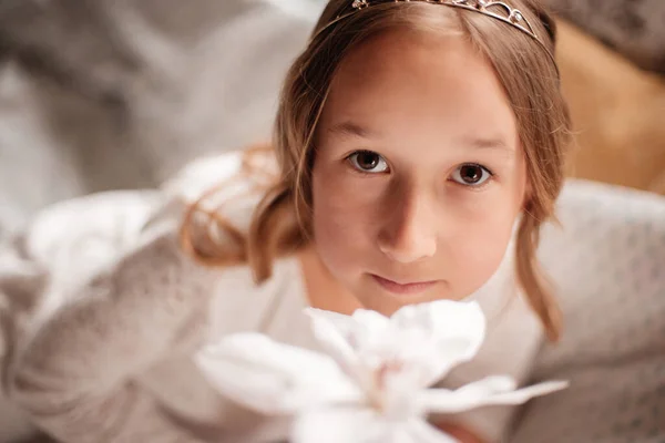 Linda Niña Con Flor Blanca —  Fotos de Stock