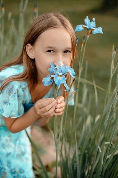 Приваблива Маленька Дівчинка Кучерявим Волоссям Блакитній Сукні Тримає Блакитні Квіти — стокове фото