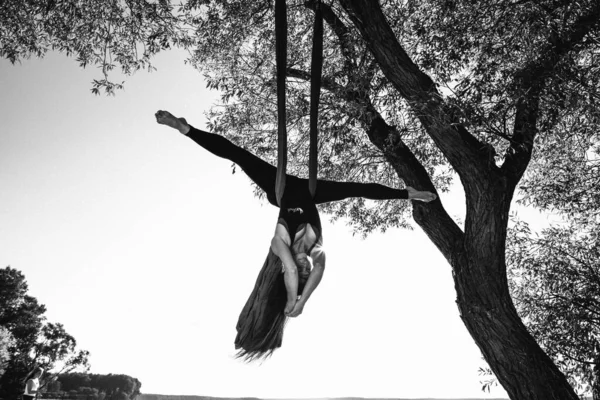 Γυναίκα Που Κάνει Ασκήσεις Αντι Βαρύτητας Γιόγκα Στο Πάρκο — Φωτογραφία Αρχείου