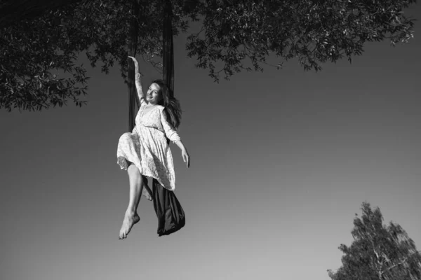 Donna Che Esercizi Yoga Gravità Nel Parco — Foto Stock