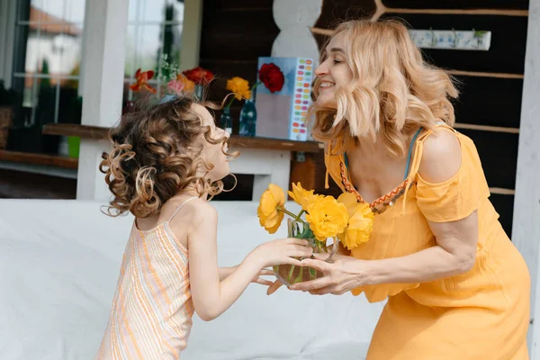 Mãe Filha Vestidos Estão Sentados Terraço Perto Das Flores Abraçando — Fotografia de Stock