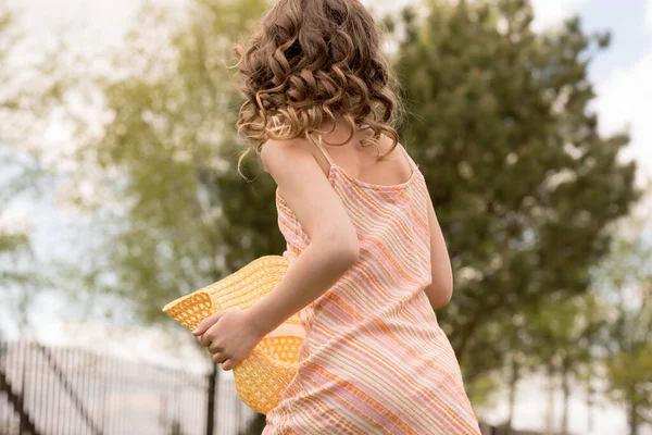 Uma Menina Vestido Amarelo Com Chapéu Corre Verão País Criança — Fotografia de Stock