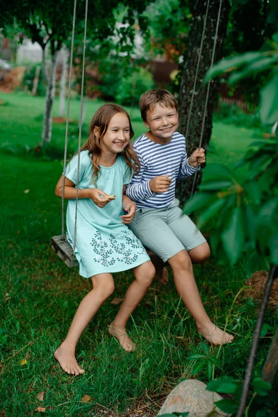 Αγόρι Και Κορίτσι Καλοκαίρι Κάνουν Μια Βόλτα Στο Πάρκο Και — Φωτογραφία Αρχείου