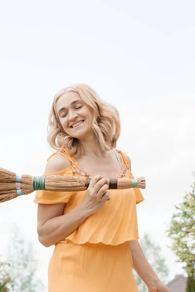 Une Fille Robe Jaune Pâle Campagne Met Les Choses Ordre — Photo