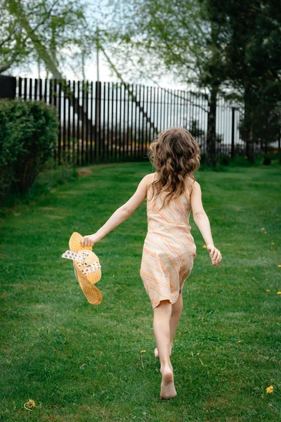 Mała Dziewczynka Żółtej Sukience Kapeluszu Biega Latem Wsi Dziecko Biegnie — Zdjęcie stockowe