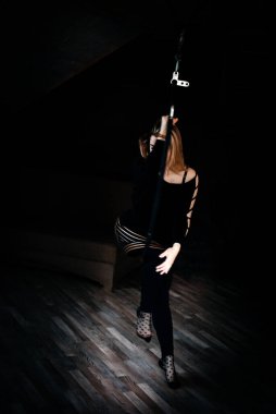 Genç bir jimnastikçi kız jimnastik ringinde egzersiz yapıyor. Jimnastikçi akrobatik öğeler gösteriyor. Jimnastik ve spor konsepti.