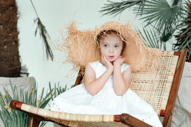 Kumsalda bir hamakta güzel bir kız