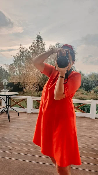 Привлекательная Девушка Ярко Красном Платье Фотоаппаратом Руках Молодая Женщина Фотограф — стоковое фото