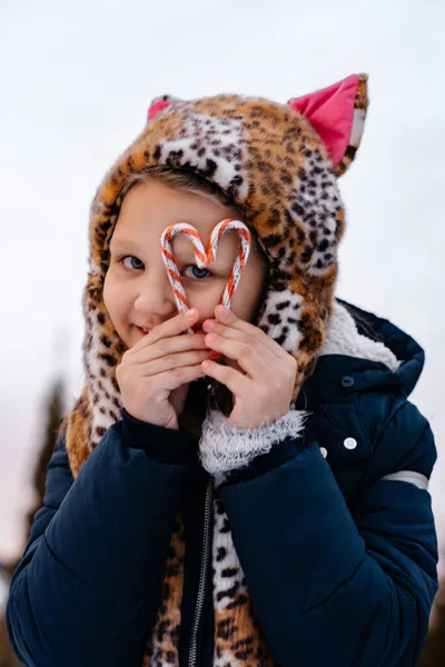 Крупный План Милой Маленькой Девочки Синей Зимней Куртке Шляпе Ушами — стоковое фото