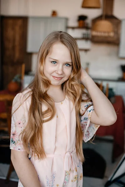 Una Ragazza Con Vestito Rosa Sorride Timidamente Mentre Raddrizza Capelli — Foto Stock