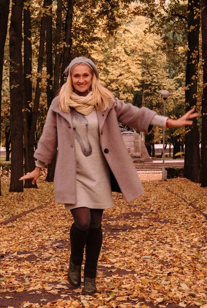 Menina Feliz Com Cabelo Loiro Casaco Caminha Parque Outono Folhagem — Fotografia de Stock