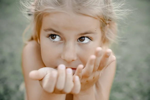 Cute Little Girl Brown Eyes Eats Green Peas Happiness Fun — Stock Photo, Image