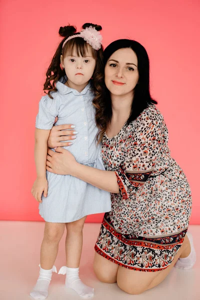 Mamma Klänning Kramar Sin Dotter Med Downs Syndrom Vanlig Rosa — Stockfoto