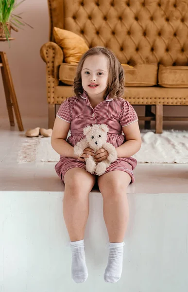 ピンクのドレスを着た女の子がおもちゃを手にして座っている 幸せな赤ちゃんの笑顔 素晴らしい時間を過ごす 子供のスタイルとファッションの概念 ダウン症候群 コピースペース トーニング — ストック写真