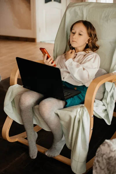 Una Niña Con Una Camisa Blanca Sienta Sillón Hablando Por —  Fotos de Stock