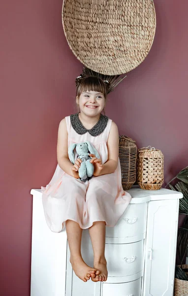 Glückliches Mädchen Mit Einem Spielzeug Schlafzimmer Glückskind Voller Freude Coppy — Stockfoto