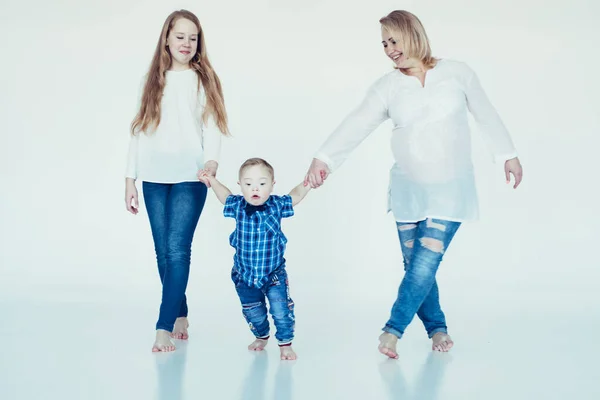 Família Está Avançar Para Futuro Feliz Mãos Dadas Fundo Branco — Fotografia de Stock