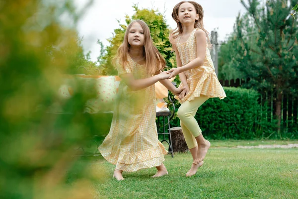 Due Amiche Abiti Gialli Stanno Divertendo Natura Con Una Panchina — Foto Stock