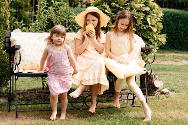 Bambini Felici Camminano All Aria Aperta Cavalcando Altalena Godendo Della — Foto Stock