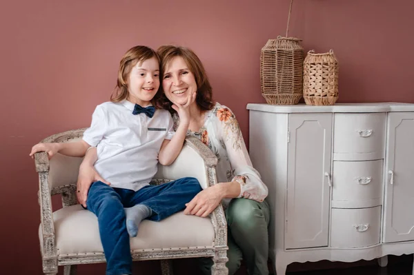 Mãe Menino Com Síndrome Estão Sentados Uma Sala Uma Poltrona — Fotografia de Stock