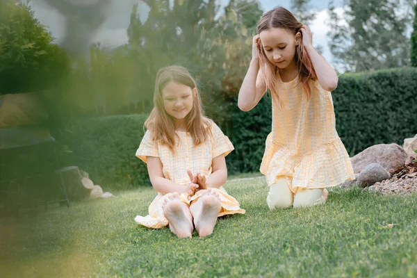 Две Маленькие Девочки Летом Даче Сидят Лужайке Играют Игры Разговаривают — стоковое фото
