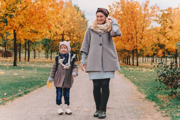 Мать Дочь Гуляют Осеннем Парке Желтые Деревья Осеннее Время — стоковое фото