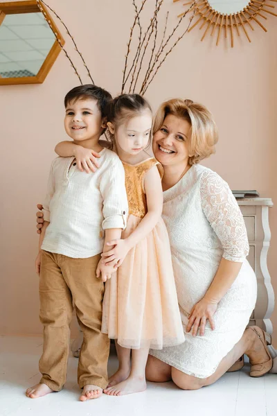 Retrato Una Familia Feliz Estudio —  Fotos de Stock