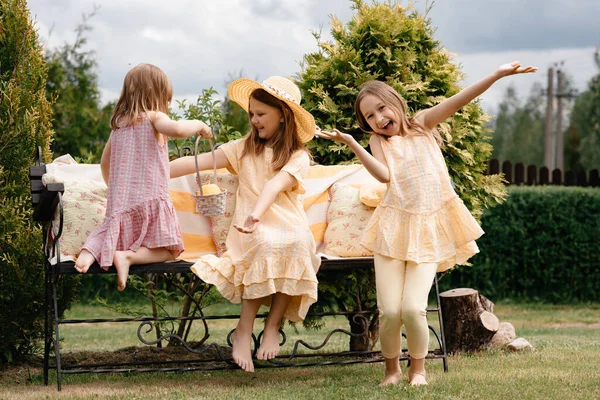 Les Enfants Heureux Marchent Dans Air Frais Chevauchant Sur Une — Photo