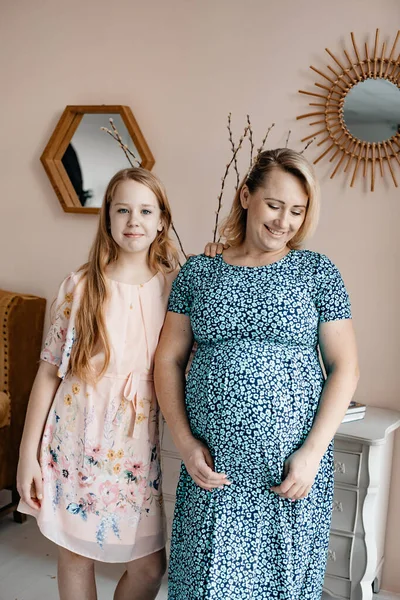 Mãe Com Filha Vestidos Bonitos Abraçar Uns Aos Outros Cuidar — Fotografia de Stock