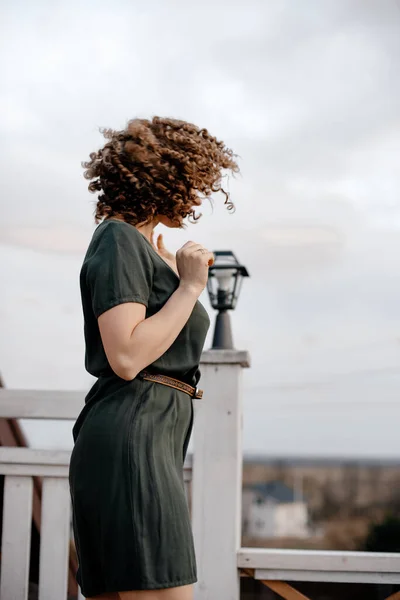 Uma Menina Sorridente Vestido Verde Escuro Com Cabelo Encaracolado Escuro — Fotografia de Stock