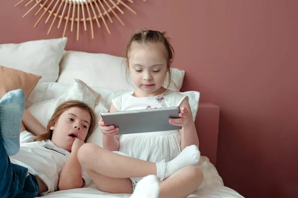 Niño Una Niña Con Necesidades Especiales Yacen Una Cama Una —  Fotos de Stock