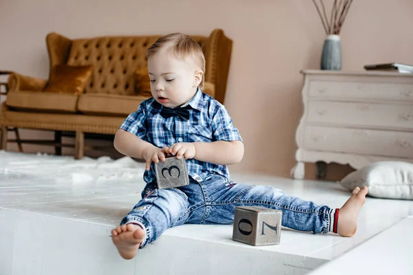 Ein Kleiner Junge Mit Syndrom Spielt Ein Spiel Während Auf — Stockfoto