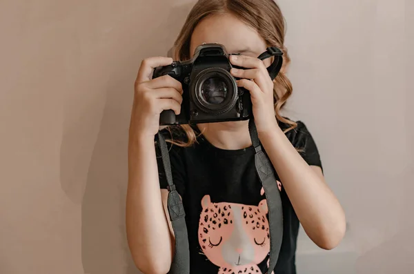 Egy Kislány Egy Kamerát Tart Kezében Hobbi Koncepció Gyermek Professzionális — Stock Fotó
