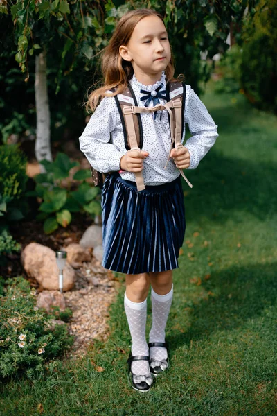 Een Mooi Schoolmeisje Een Wit Shirt Een Rok Met Een — Stockfoto