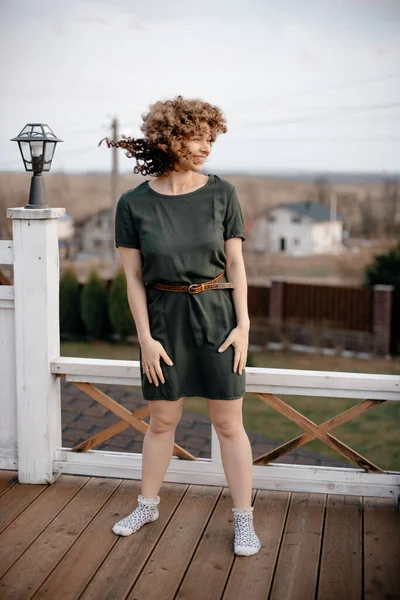 Дівчина Темно Зеленій Сукні Темно Кучерявим Волоссям Позує Відкритому Балконі — стокове фото