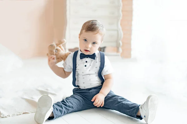 Ein Kleiner Eleganter Junge Mit Einem Spielzeug Sitzt Auf Dem — Stockfoto