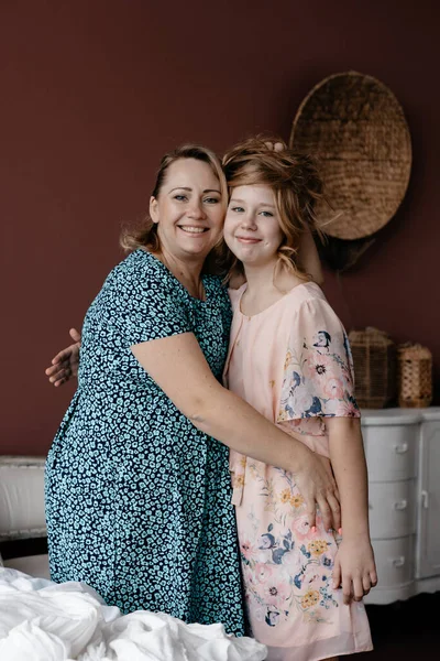Daughter Mom Hug Each Other Happy Family Spend Time Each — Stock Photo, Image