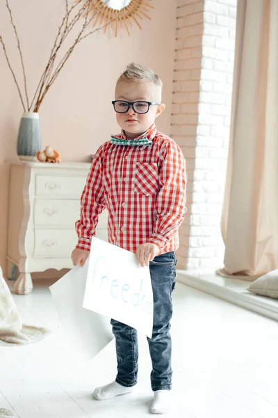 Kleiner Junge Anzug Mit Einem Karton Auf Dem Boden — Stockfoto