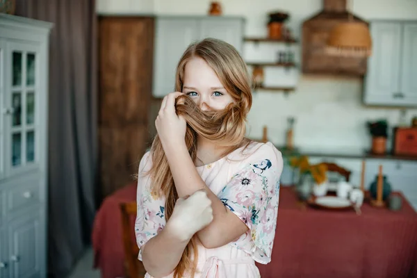 Kis Szerény Lány Rózsaszín Ruhában Borítja Arcát Hajjal Szobában Vidám — Stock Fotó
