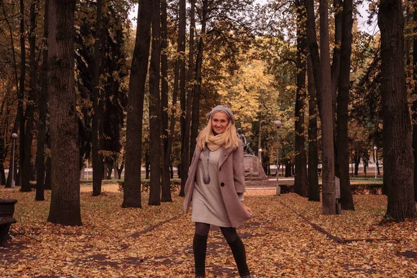 Szczęśliwa Dziewczyna Blond Włosami Płaszczu Spacery Jesiennym Parku Liście Żółtej — Zdjęcie stockowe