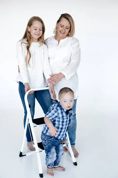 Mamma Figlia Figlio Posa Uno Sfondo Bianco Pianura Sullo Sfondo — Foto Stock