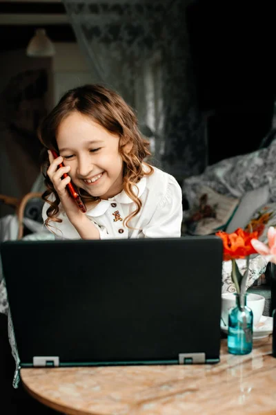 Niña Con Una Camisa Blanca Sienta Una Mesa Con Portátil —  Fotos de Stock