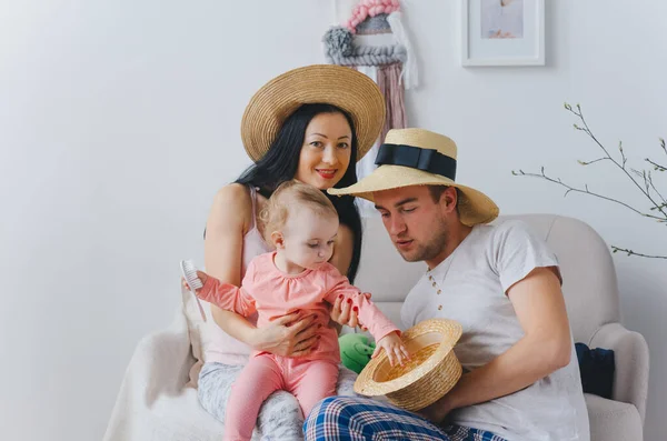 Giovane Famiglia Felice Con Una Figlioletta Cappelli Paglia Sono Seduti — Foto Stock