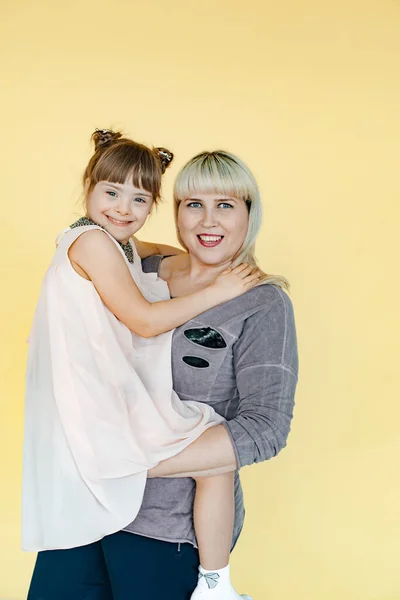 Mãe Bebê Passar Tempo Juntos Fundo Fundo Amarelo Conceito Assistência — Fotografia de Stock