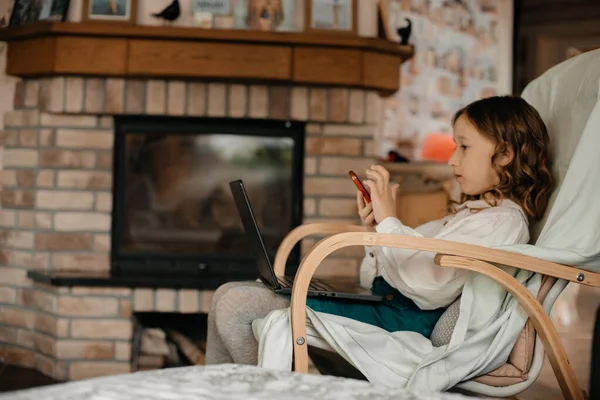 Una Niña Con Una Camisa Blanca Sienta Una Silla Con —  Fotos de Stock